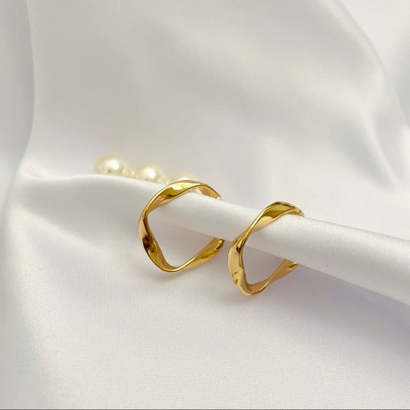 Mini Wave Hoop Earrings Curve - Picture 3 of 6